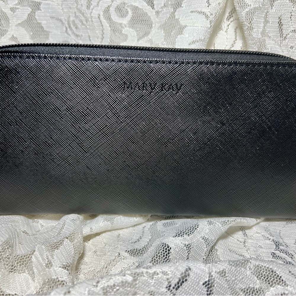 Mary Kay Essential Brush Collection W/Case